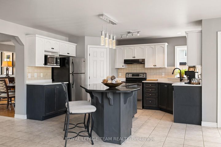 Photo 11 at 41 Blackshire Circle, Nepean (Stonebridge), Ottawa