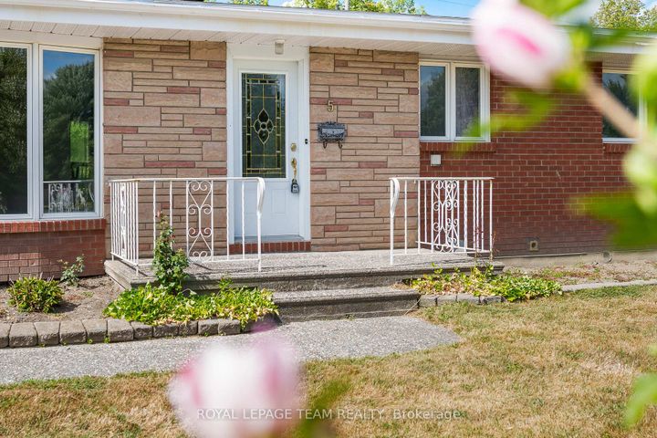 Photo 3 at 5 Spring Garden Avenue, Nepean (Meadowlands/Crestview), Ottawa