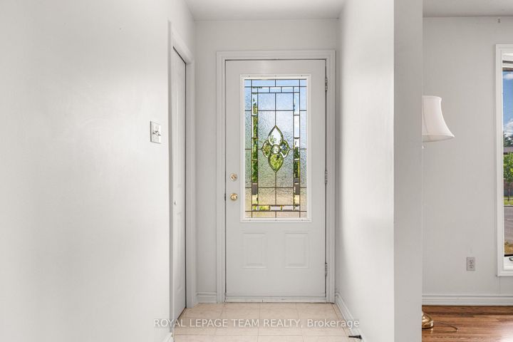 Photo 4 at 5 Spring Garden Avenue, Nepean (Meadowlands/Crestview), Ottawa