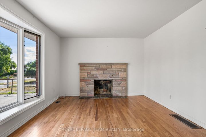 Photo 6 at 5 Spring Garden Avenue, Nepean (Meadowlands/Crestview), Ottawa