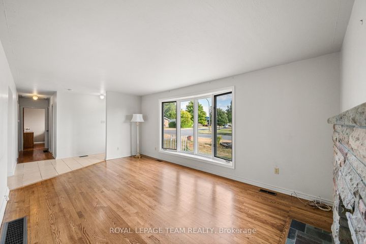 Photo 7 at 5 Spring Garden Avenue, Nepean (Meadowlands/Crestview), Ottawa
