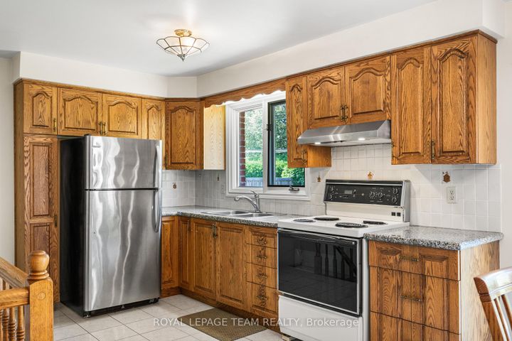Photo 10 at 5 Spring Garden Avenue, Nepean (Meadowlands/Crestview), Ottawa
