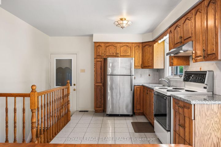 Photo 11 at 5 Spring Garden Avenue, Nepean (Meadowlands/Crestview), Ottawa