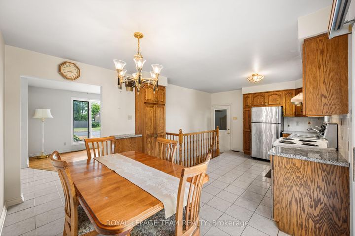 Photo 12 at 5 Spring Garden Avenue, Nepean (Meadowlands/Crestview), Ottawa