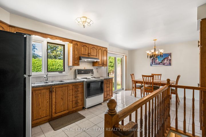 Photo 14 at 5 Spring Garden Avenue, Nepean (Meadowlands/Crestview), Ottawa