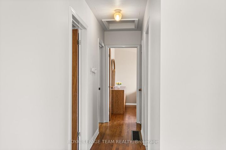 Photo 16 at 5 Spring Garden Avenue, Nepean (Meadowlands/Crestview), Ottawa