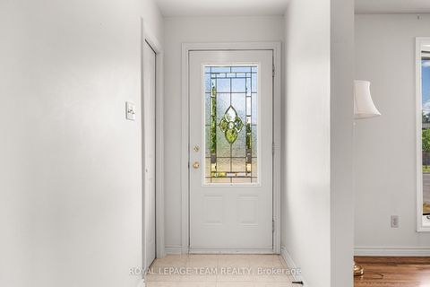 Photo 4 at 5 Spring Garden Avenue, Nepean (Meadowlands/Crestview), Ottawa