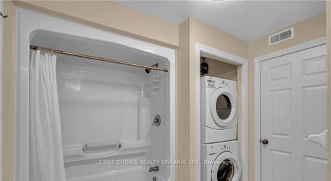 Photo 18 at 1547 Vercheres Street, Chateauneuf, Orleans