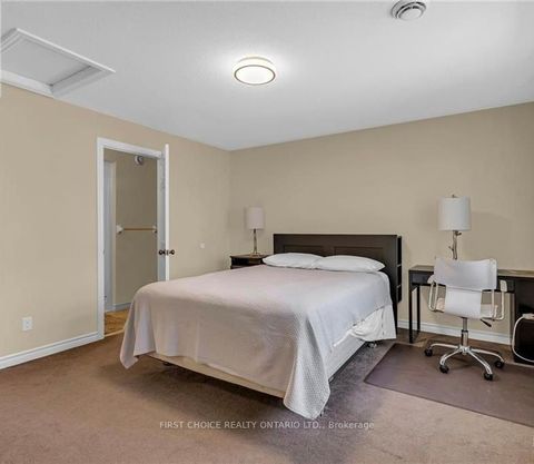 Photo 31 at 1547 Vercheres Street, Chateauneuf, Orleans