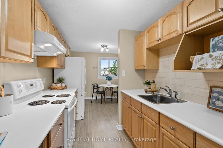 Photo 12 at 235 THISTLEDOWN Court, Nepean (Pheasant Run), Ottawa
