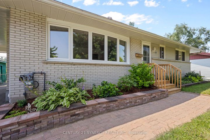 Photo 2 at 20 Parkside Crescent, Nepean (Meadowlands/Crestview), Ottawa