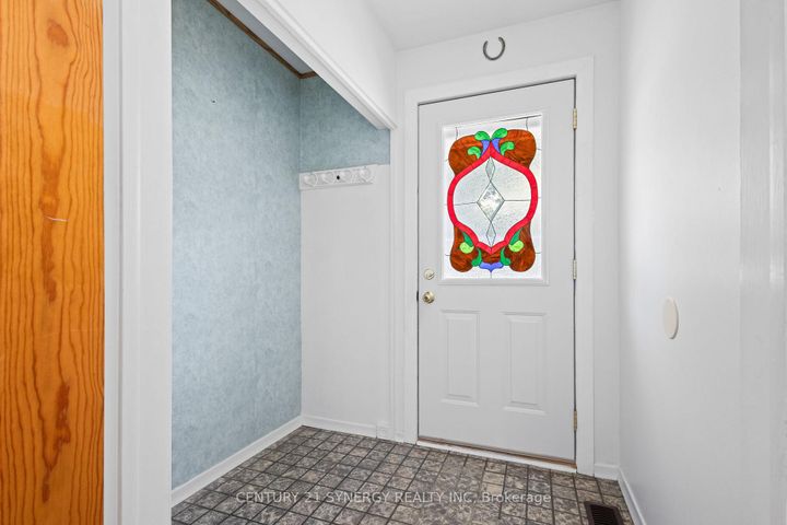 Photo 3 at 20 Parkside Crescent, Nepean (Meadowlands/Crestview), Ottawa