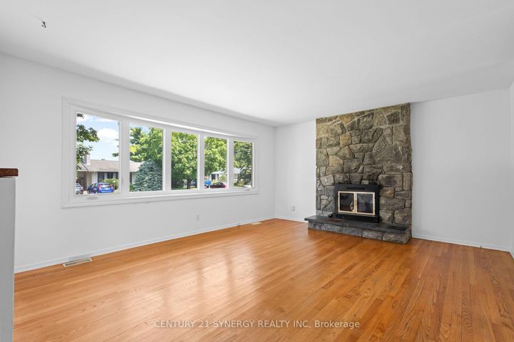 Photo 7 at 20 Parkside Crescent, Nepean (Meadowlands/Crestview), Ottawa