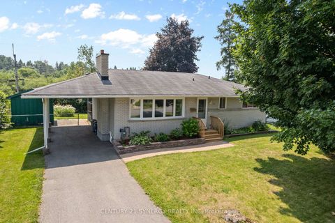 Photo 1 at 20 Parkside Crescent, Nepean (Meadowlands/Crestview), Ottawa