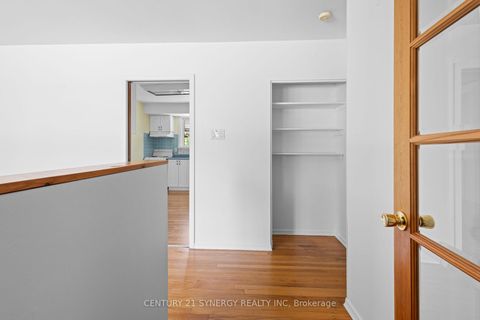 Photo 4 at 20 Parkside Crescent, Nepean (Meadowlands/Crestview), Ottawa