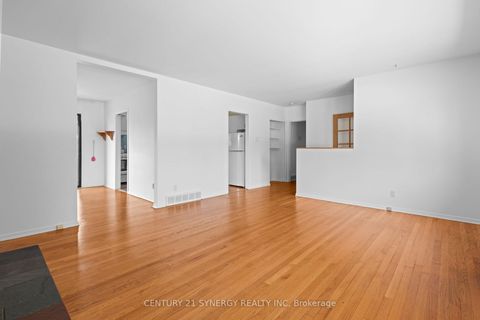 Photo 6 at 20 Parkside Crescent, Nepean (Meadowlands/Crestview), Ottawa