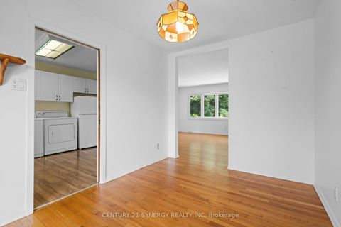 Photo 8 at 20 Parkside Crescent, Nepean (Meadowlands/Crestview), Ottawa