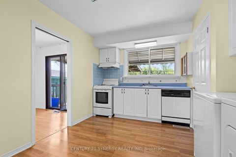 Photo 11 at 20 Parkside Crescent, Nepean (Meadowlands/Crestview), Ottawa