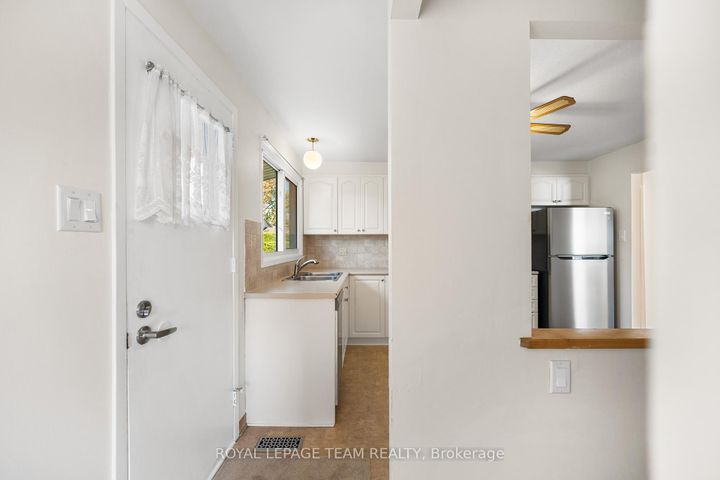 Photo 8 at 47 KIDGROVE Gardens, Nepean (Tanglewood), Ottawa