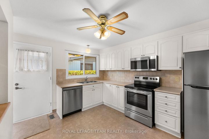 Photo 10 at 47 KIDGROVE Gardens, Nepean (Tanglewood), Ottawa