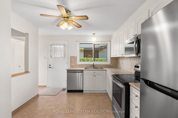 Photo 11 at 47 KIDGROVE Gardens, Nepean (Tanglewood), Ottawa