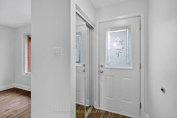Photo 2 at 928 Meadowlands Drive, Nepean (Carleton Heights), Ottawa