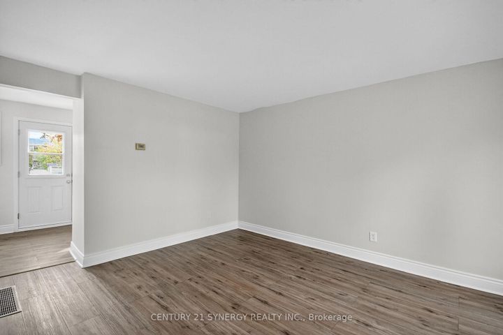 Photo 3 at 928 Meadowlands Drive, Nepean (Carleton Heights), Ottawa