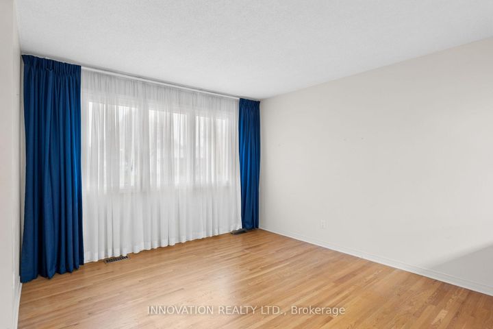 Photo 5 at 30 Oakview Avenue, Nepean (Meadowlands/Crestview), Ottawa