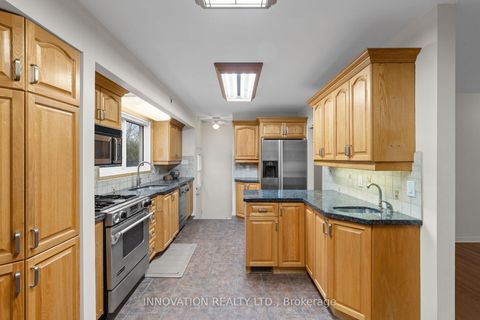 Photo 11 at 30 Oakview Avenue, Nepean (Meadowlands/Crestview), Ottawa