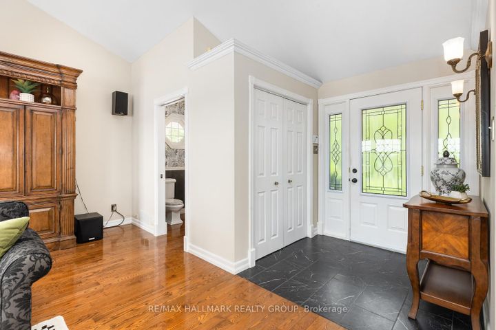 Photo 4 at 1 Rideau Glen Drive, Nepean (Rideau Heights/Ashdale/Rideau Glen), Ottawa