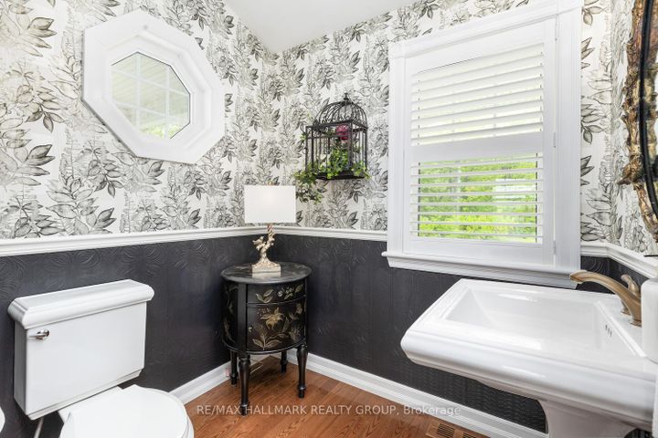 Photo 5 at 1 Rideau Glen Drive, Nepean (Rideau Heights/Ashdale/Rideau Glen), Ottawa