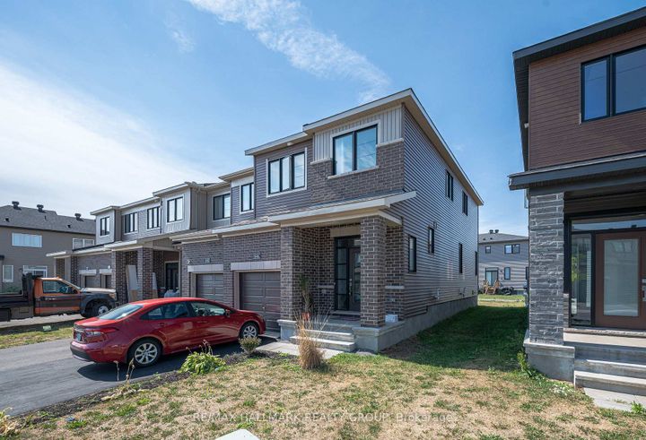 Photo 3 at 646 HAMSA Street, Nepean (Heritage Park), Ottawa