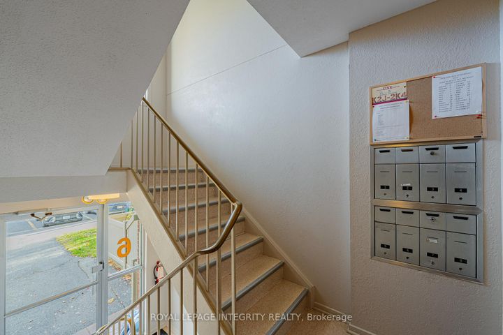 Photo 3 at 7 - 6 Sweetbriar Circle, Nepean (Pheasant Run), Ottawa