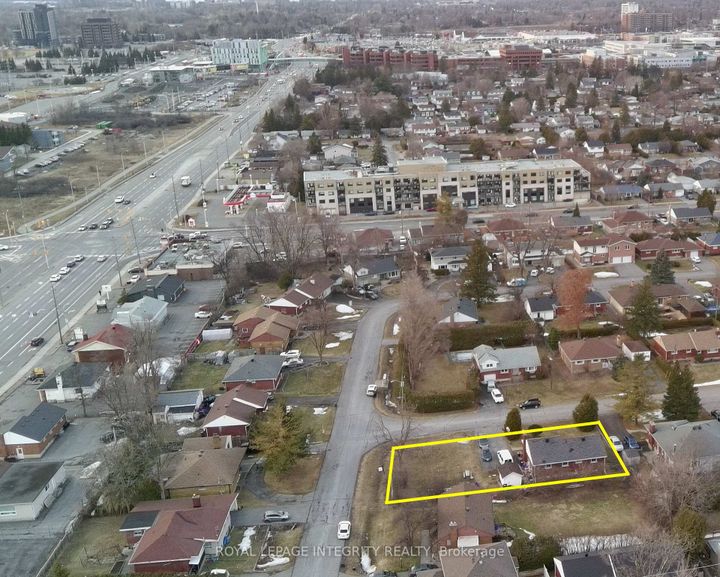 Photo 1 at 176 OAKRIDGE Boulevard, Nepean (Meadowlands/Crestview), Ottawa