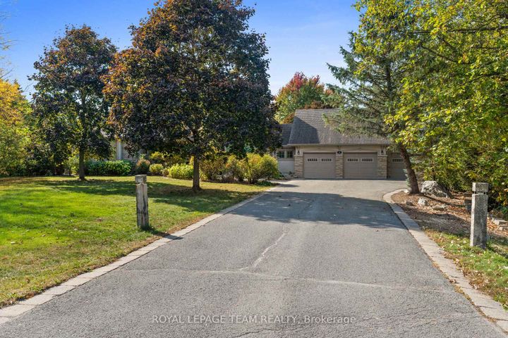 Photo 2 at 7 Sara Court, Nepean (Fallowfield), Ottawa