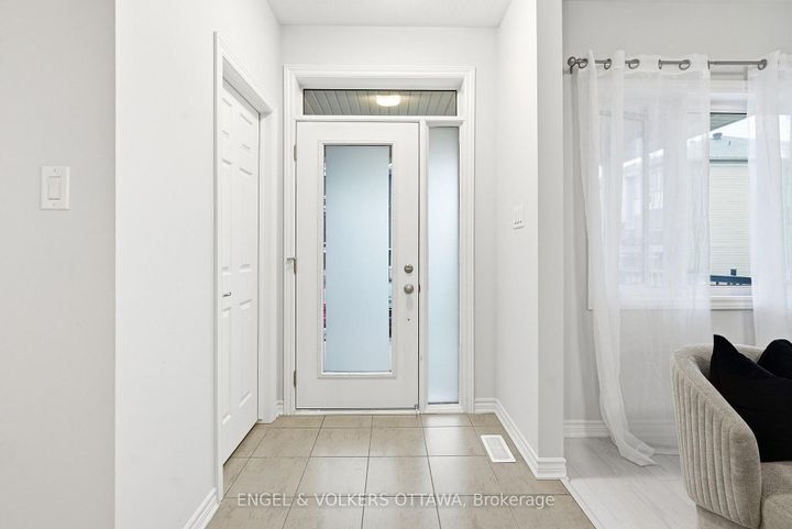 Photo 3 at 135 Anthracite Private, Nepean (Heritage Park), Ottawa