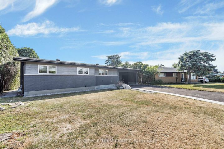 Photo 2 at 12 Largo Crescent, Nepean (Meadowlands/Crestview), Ottawa