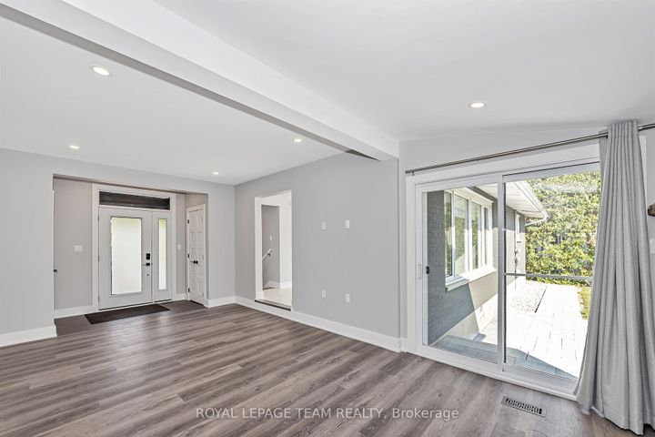 Photo 6 at 12 Largo Crescent, Nepean (Meadowlands/Crestview), Ottawa