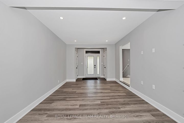 Photo 7 at 12 Largo Crescent, Nepean (Meadowlands/Crestview), Ottawa