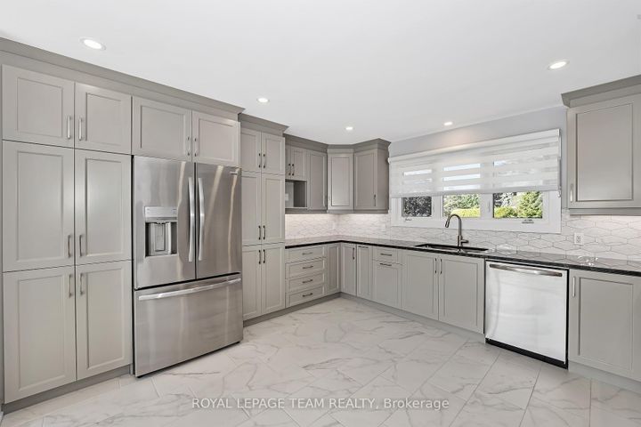 Photo 14 at 12 Largo Crescent, Nepean (Meadowlands/Crestview), Ottawa