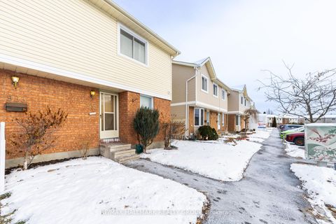 Photo 2 at 29 - 935 Cookshire Crescent, Fallingbrook/Ridgemount, Orleans