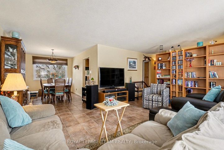 Photo 3 at 30 Juniper Court, Nepean (Borden Farm/Stewart Farm/Carleton Heights/Parkwood Hills), Ottawa