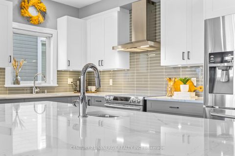 Photo 12 at 579 Baie-Des-Castors Street, Camelot, Orleans