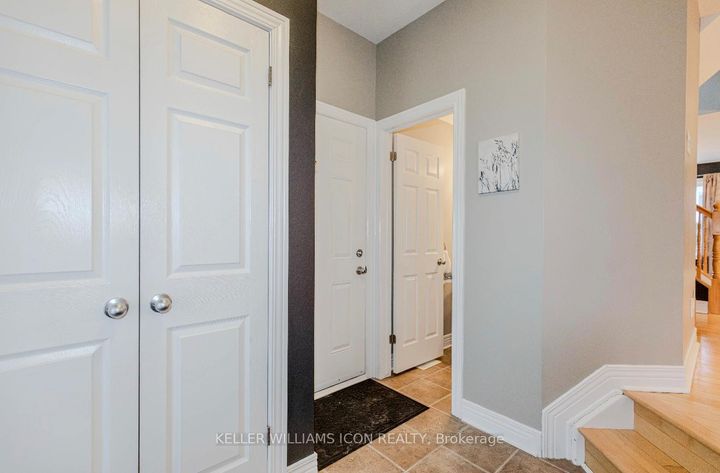 Photo 2 at 40 Huntcliff Place, Nepean (Strandherd), Ottawa