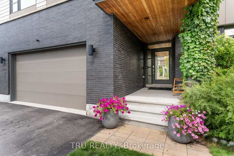 Photo 2 at 250 Sunnyridge Crescent, Emerald Meadows/Trailwest, Kanata