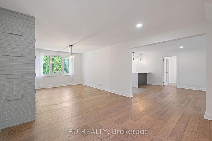 Photo 5 at 12 Apache Crescent, Nepean (City View/Skyline/Fisher Heights/Parkwood Hills), Ottawa