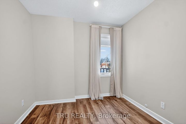 Photo 29 at 12 Apache Crescent, Nepean (City View/Skyline/Fisher Heights/Parkwood Hills), Ottawa