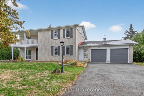 Photo 2 at 12 Apache Crescent, Nepean (City View/Skyline/Fisher Heights/Parkwood Hills), Ottawa