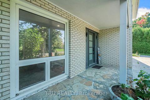 Photo 3 at 12 Apache Crescent, Nepean (City View/Skyline/Fisher Heights/Parkwood Hills), Ottawa