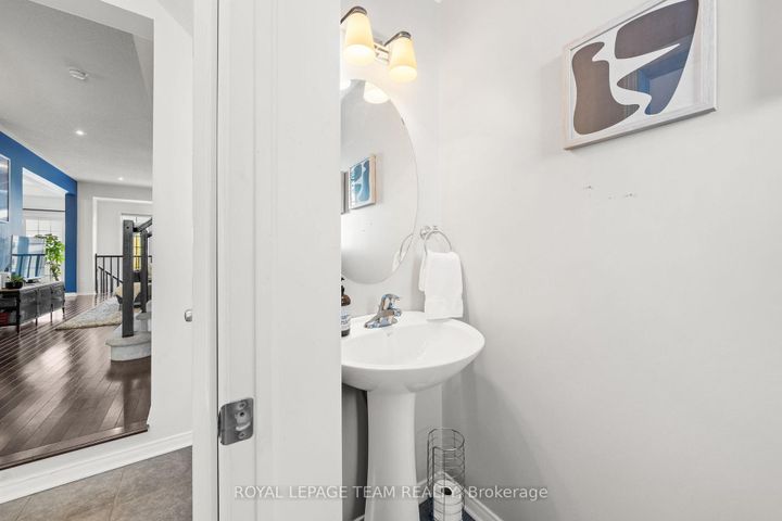 Photo 5 at 102 Lochnaw Private, Nepean (Stonebridge), Ottawa